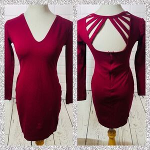 Cefian Maroon Open Back 3/4 Sleeve V-Neck Dress - Size Small